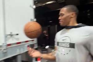 居然不吹犯规吗？哈登最后时刻这记三分，很明显被打到手肘了呀！