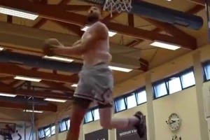 只打了3场就伤了…湖人前锋克莱伯休赛期还搁那秀大风车暴扣呢…